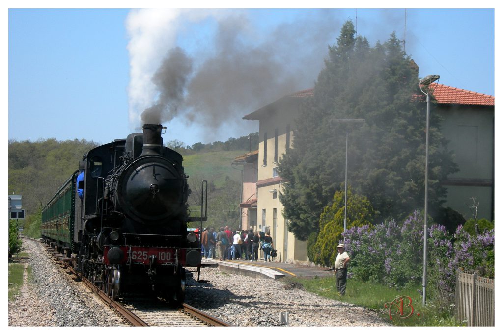 625 100.in partenza dalla stazione di Murlo.