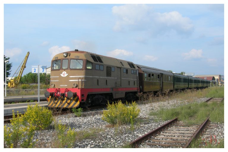 D.342 4010.in partenza dalla stazione di Asciano scalo.